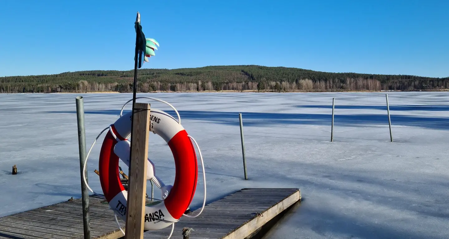 Livboj vid istäckt sjö